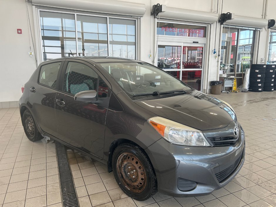 Toyota Yaris LE 2012-3
