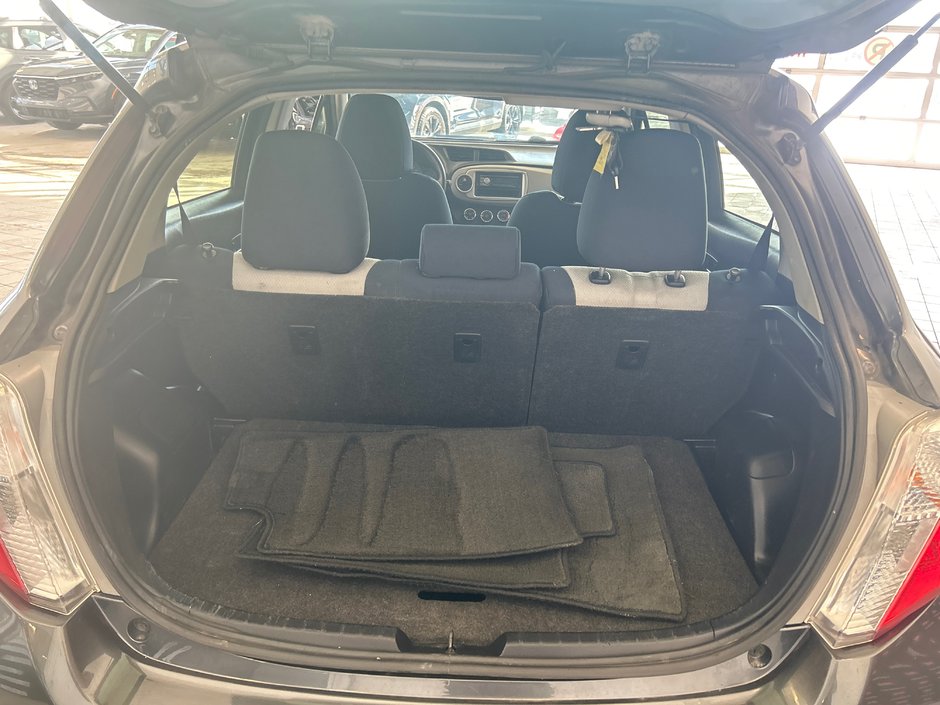 Toyota Yaris LE 2012-9