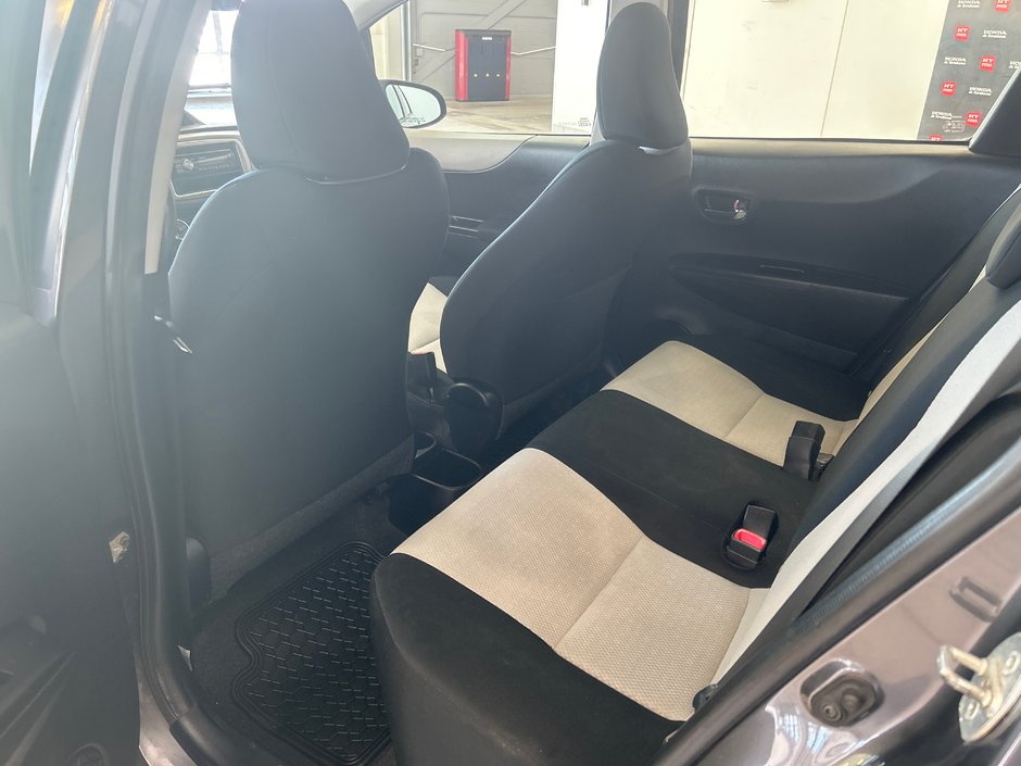 Toyota Yaris LE 2012-8