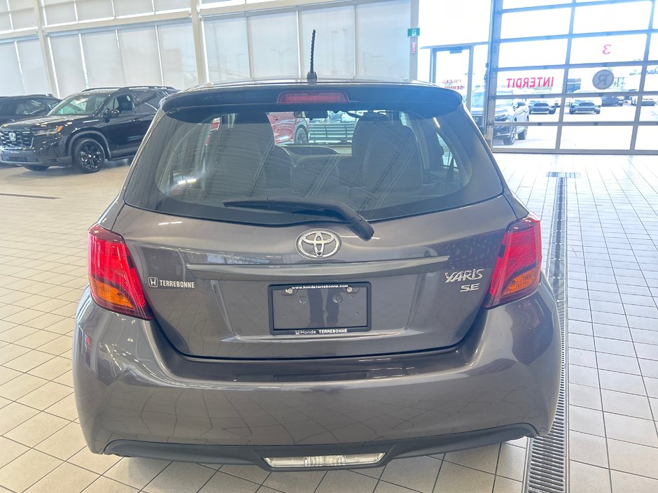 Toyota Yaris SE 2015-6