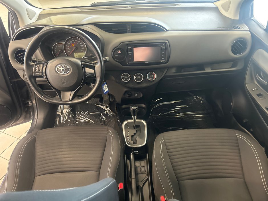 Toyota Yaris SE 2015-10