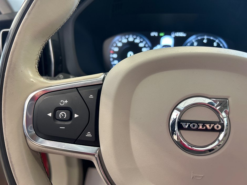 Volvo XC60 Momentum 2020-26