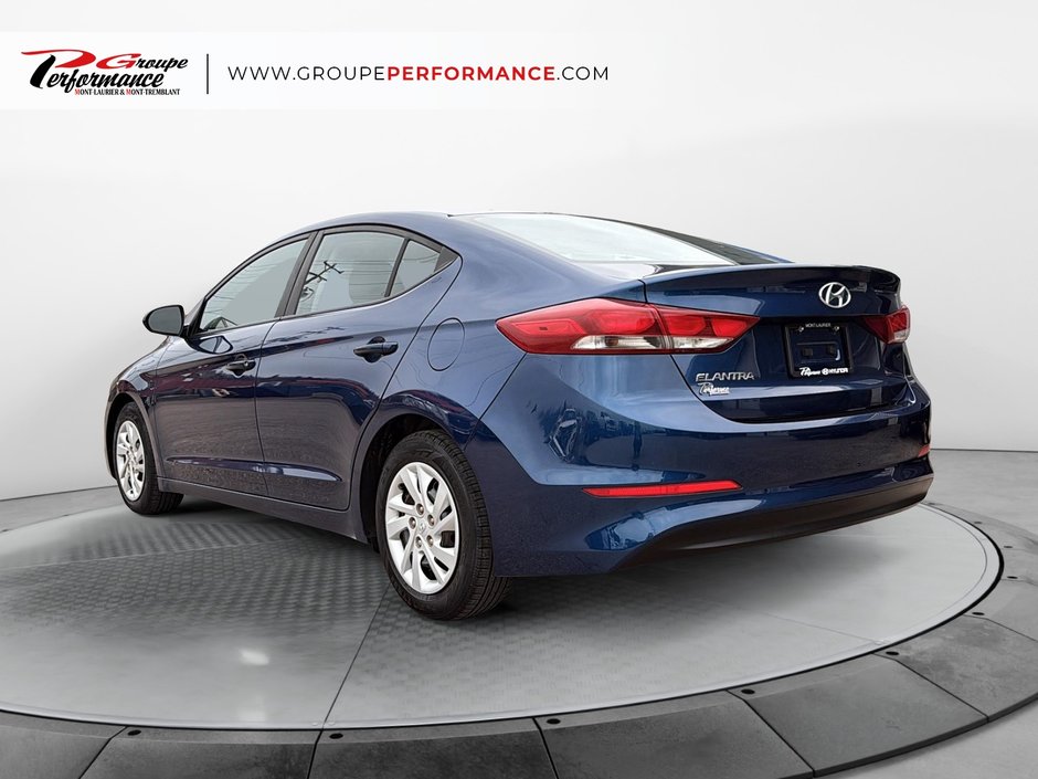 Hyundai Elantra LE 2017-4