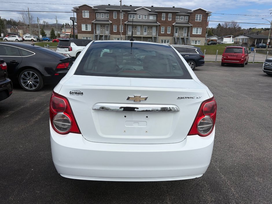 Chevrolet Sonic LT 2013-4