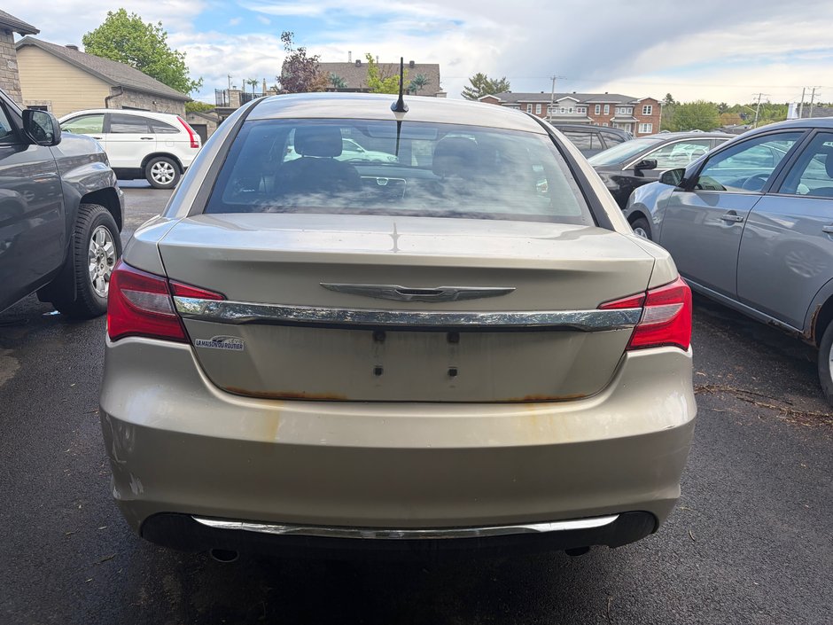 2013 Chrysler 200 Touring-4