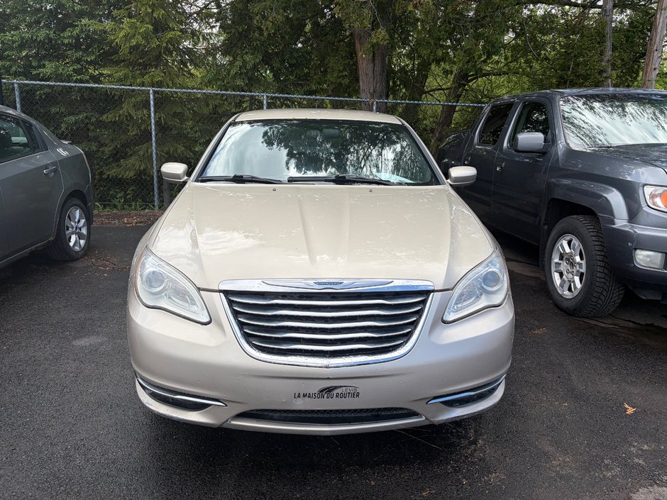 2013 Chrysler 200 Touring-1