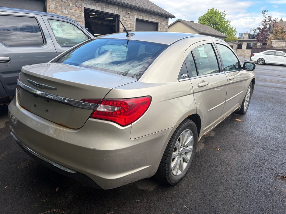 2013 Chrysler 200 Touring-3