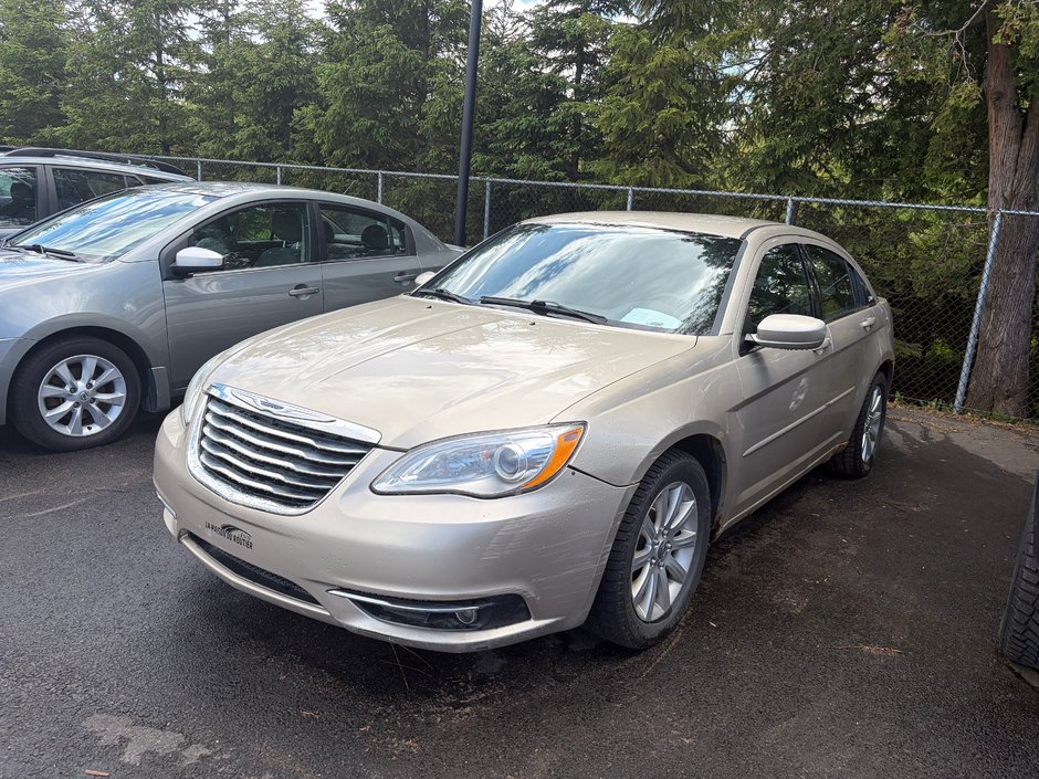 2013 Chrysler 200 Touring-2