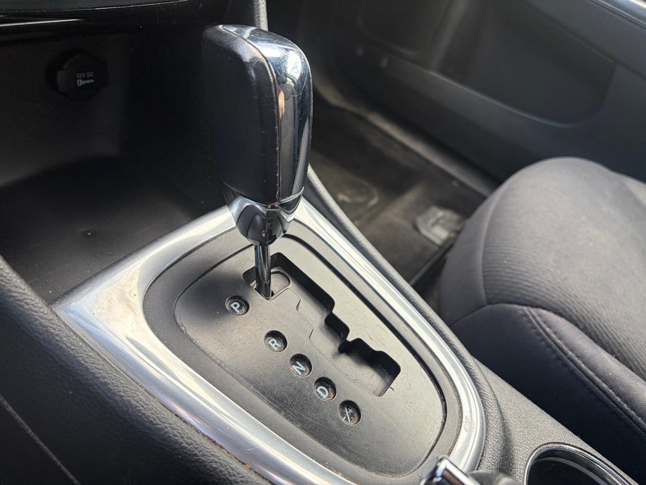 2013 Chrysler 200 Touring-12