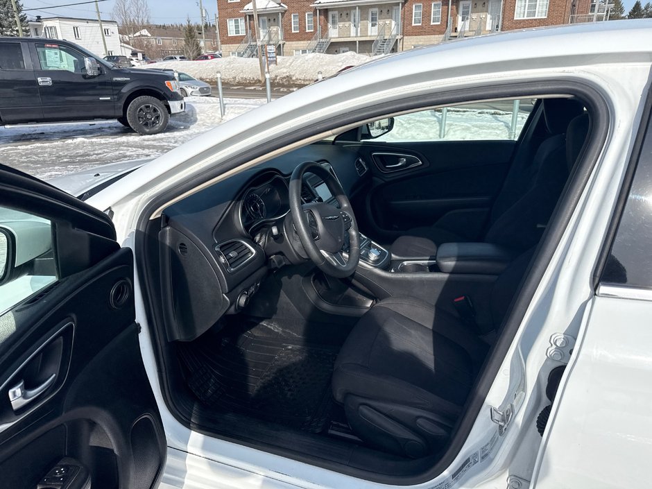 2016 Chrysler 200 LX-5