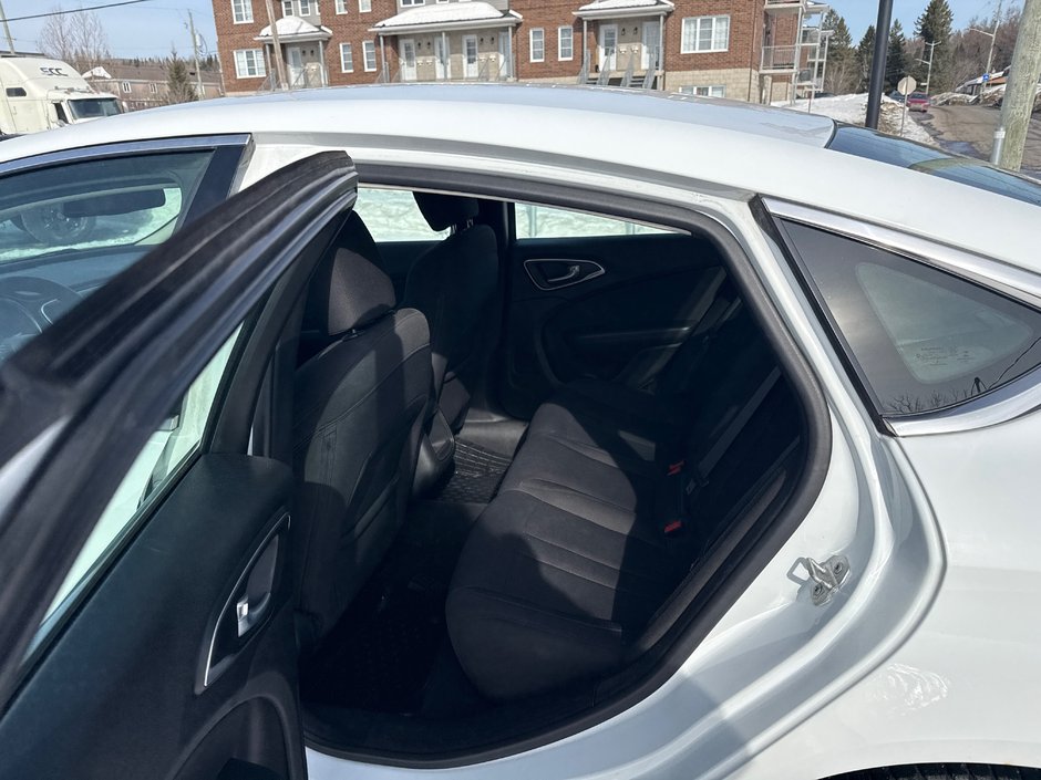 2016 Chrysler 200 LX-4