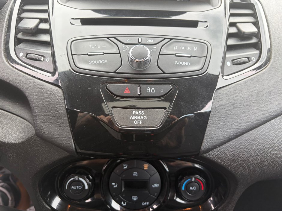 Ford Fiesta SE 2015-11