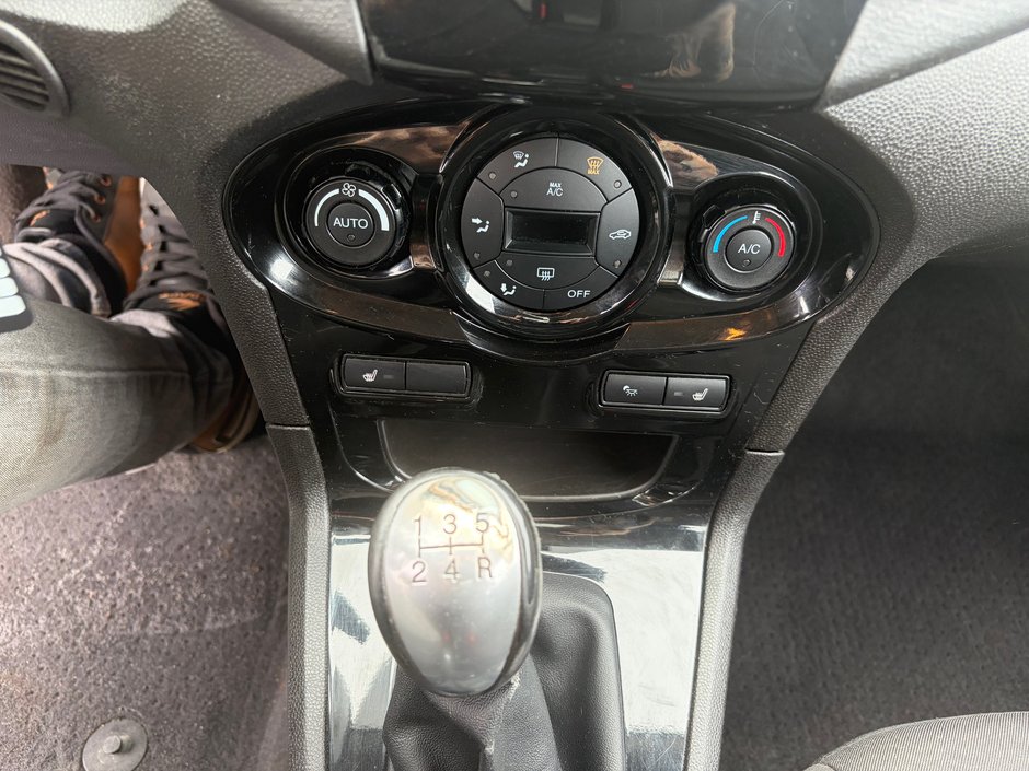 Ford Fiesta SE 2015-12