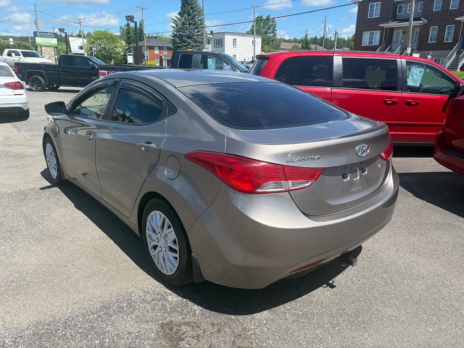 Hyundai Elantra L 2013-6