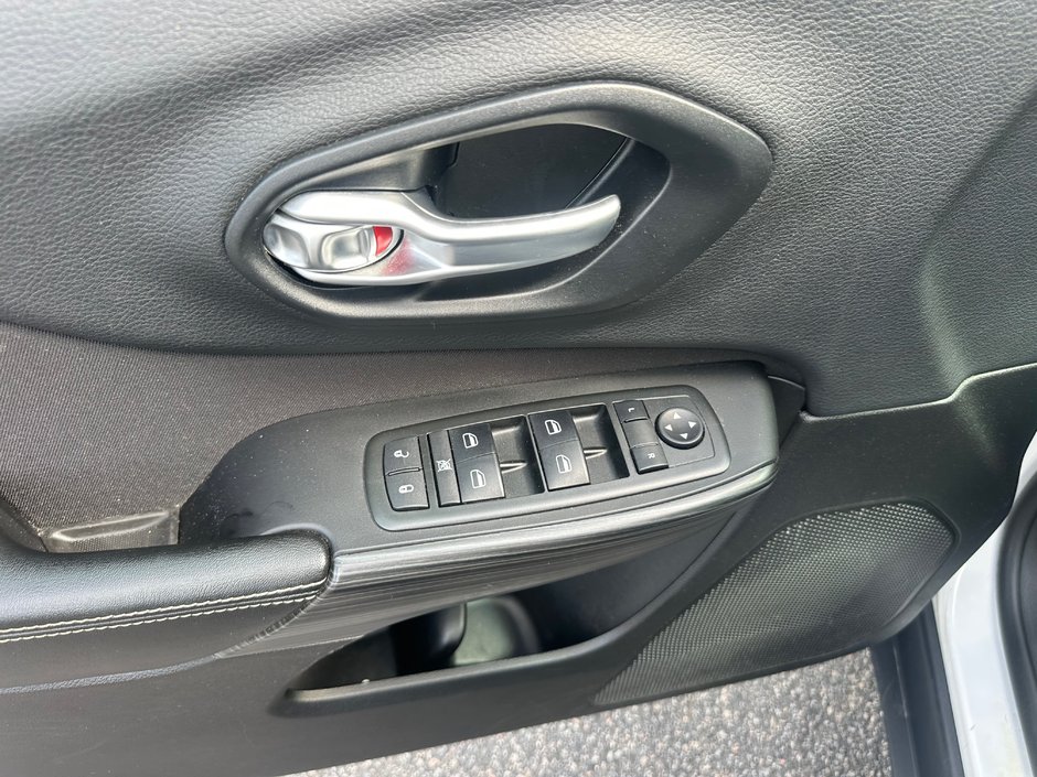 Jeep Cherokee SPORT 2015-4