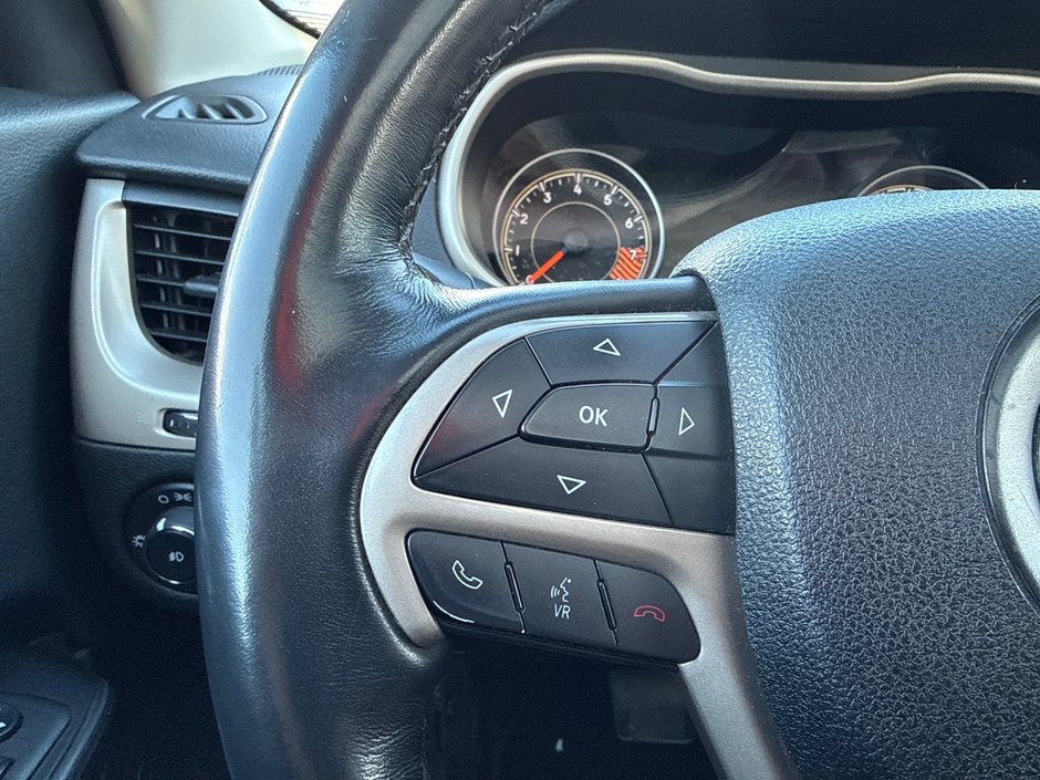 2015 Jeep Cherokee LIMITED-25