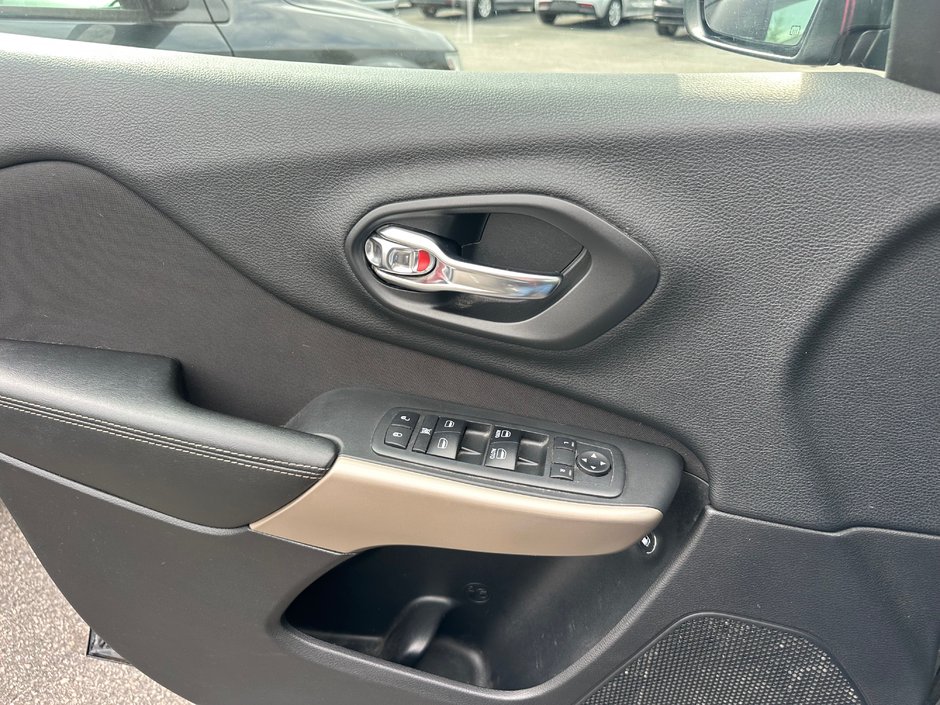 2018 Jeep Cherokee North-12