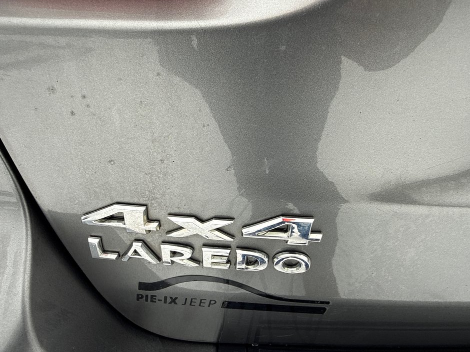 Jeep Grand Cherokee LAREDO X 2012-8