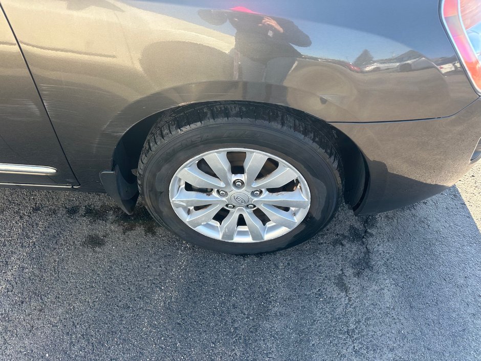 2012 Kia Rondo EX V6-4