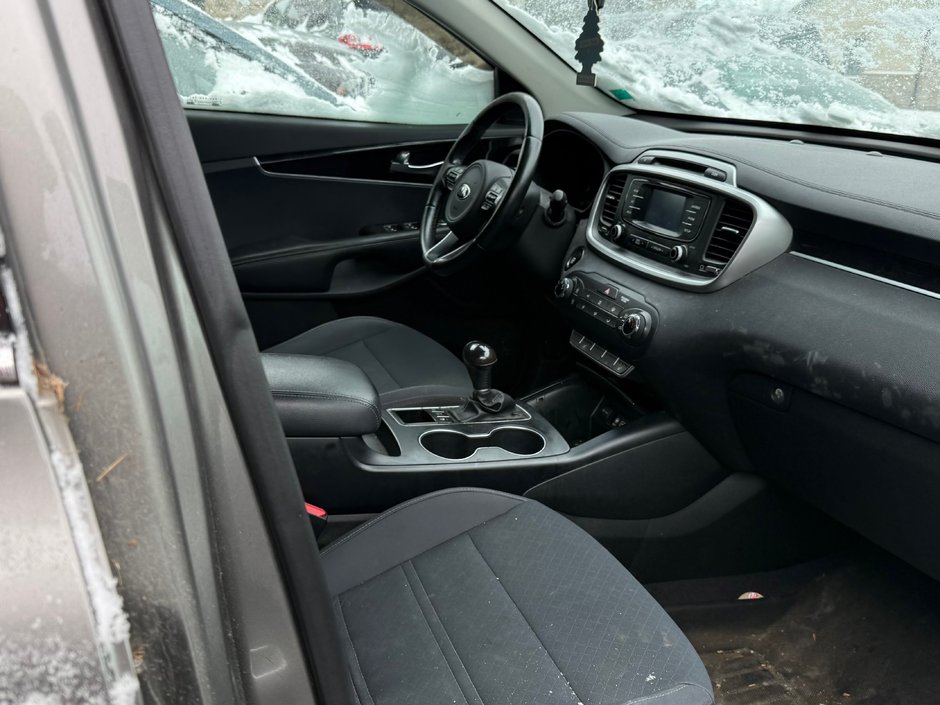 Kia Sorento LX-V6 2016-6