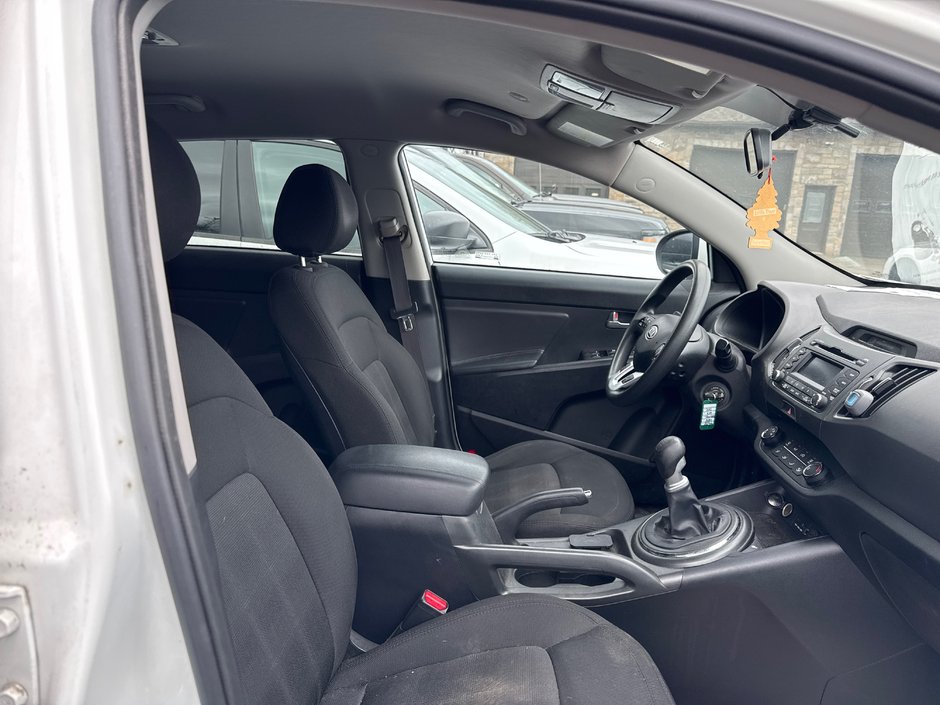 Kia Sportage LX 2012-8