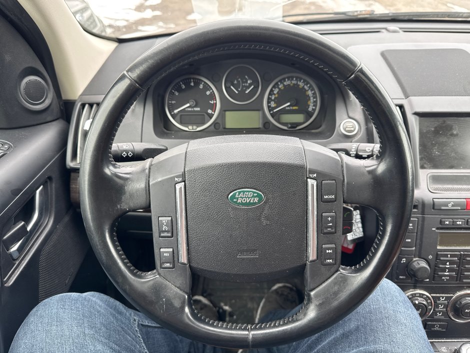 2012 Land Rover LR2 HSE-11