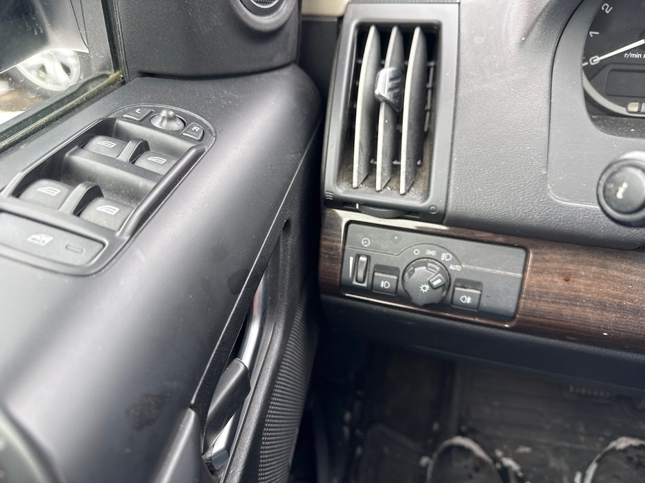 2012 Land Rover LR2 HSE-8