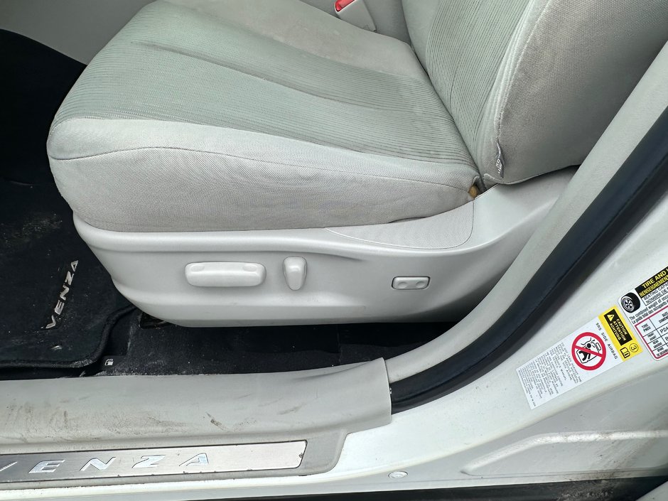 Toyota Venza  2012-8