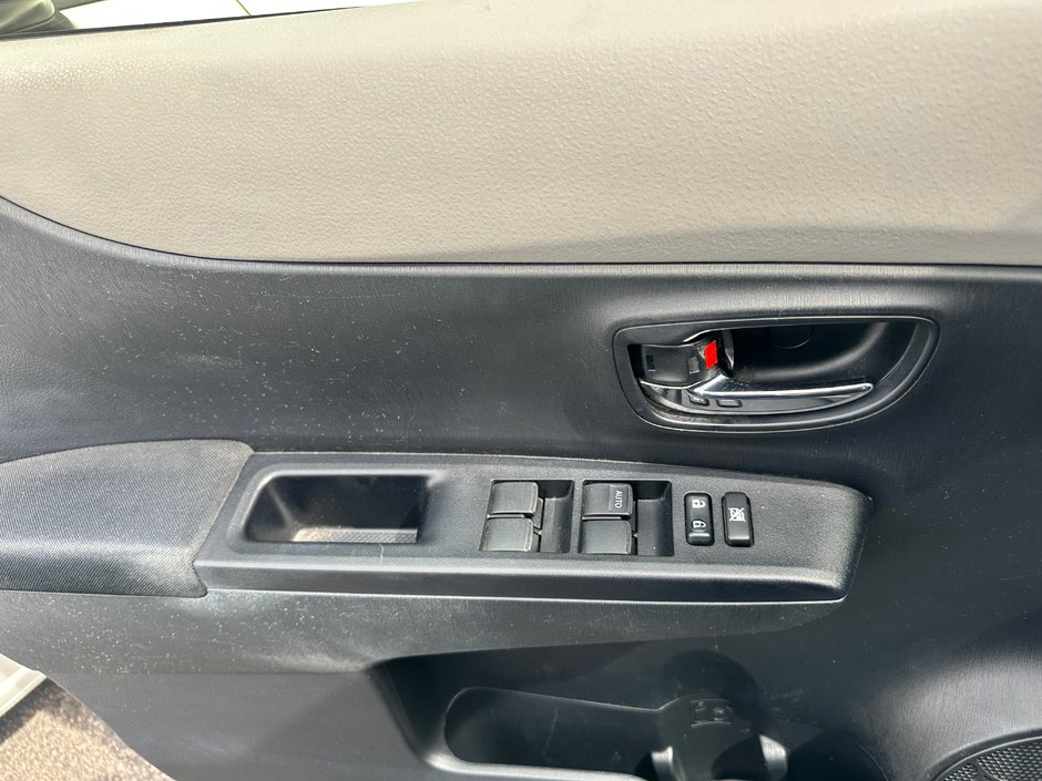 Toyota Yaris LE 2012-7