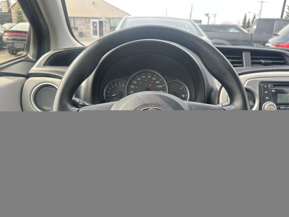 Toyota Yaris LE 2012-8