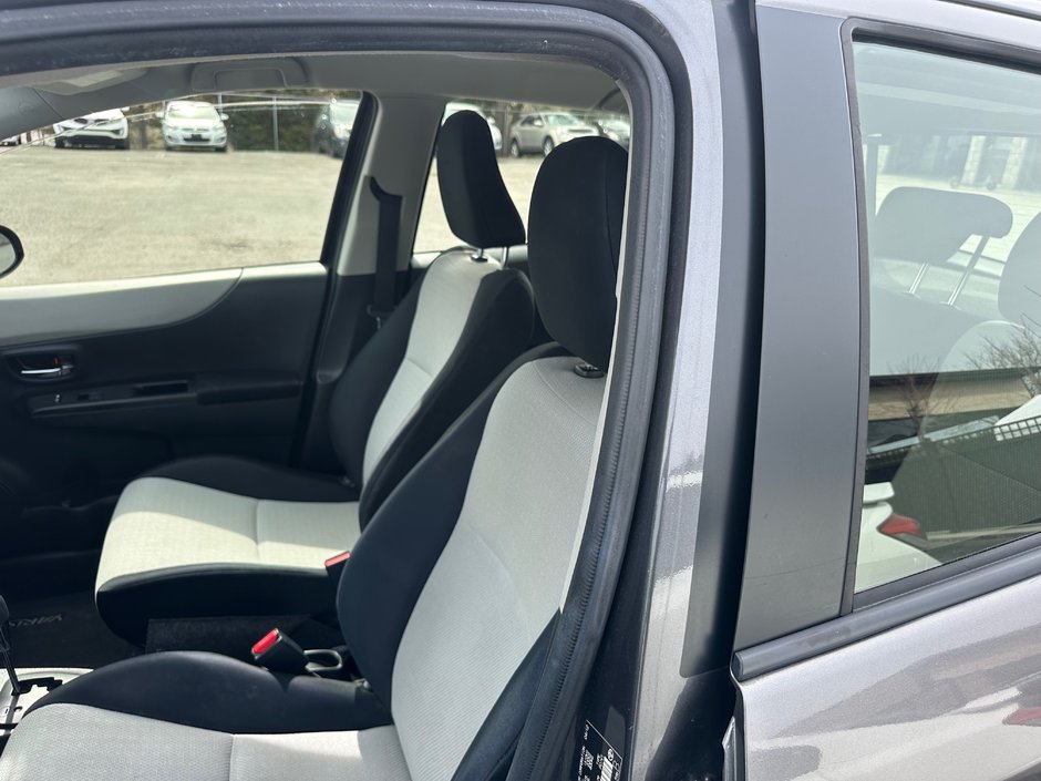 Toyota Yaris LE 2012-5