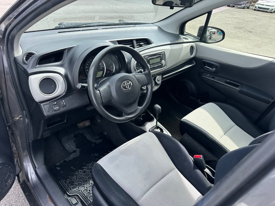 Toyota Yaris LE 2012-6