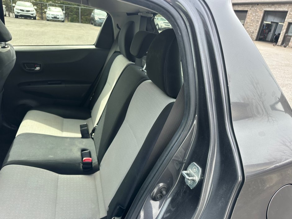 Toyota Yaris LE 2012-4