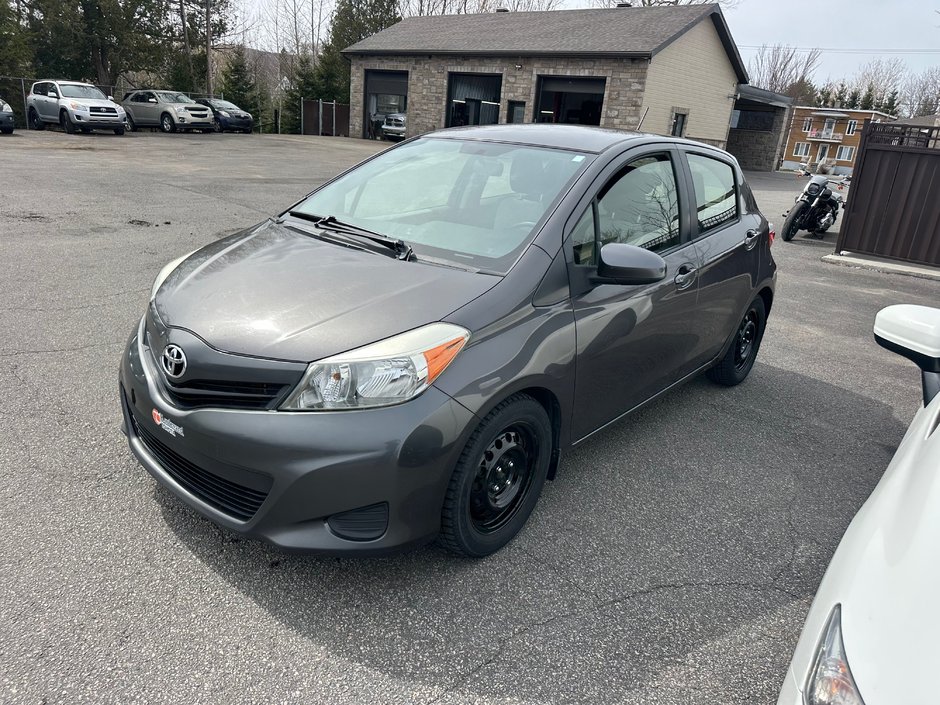 Toyota Yaris LE 2012-1