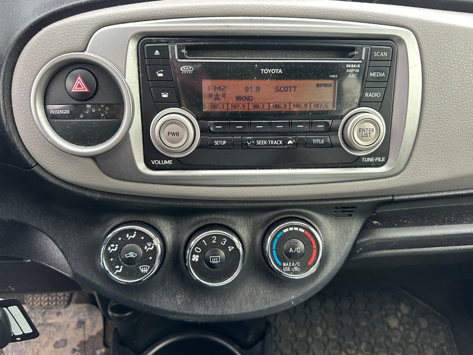 2013 Toyota Yaris LE-8