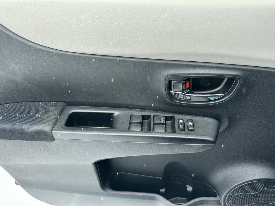 2013 Toyota Yaris LE-10