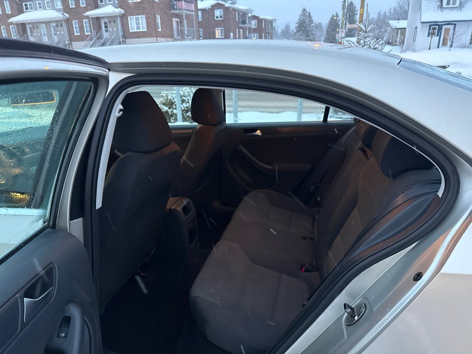 Volkswagen Jetta Sedan  2012-7