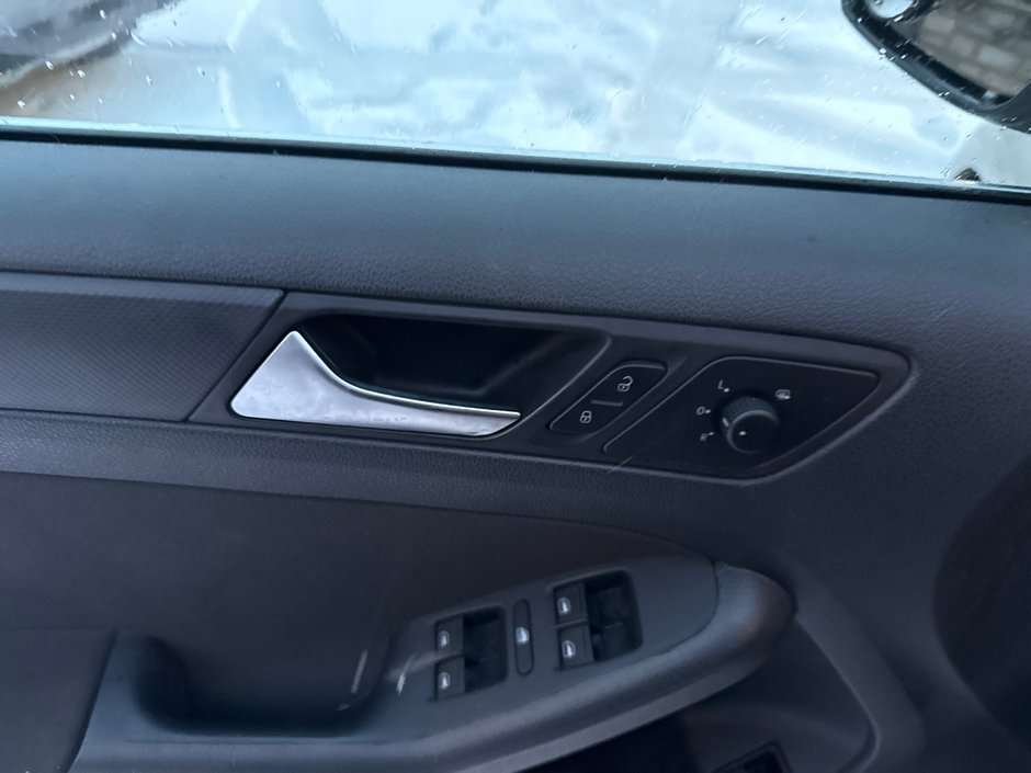 Volkswagen Jetta Sedan  2012-8