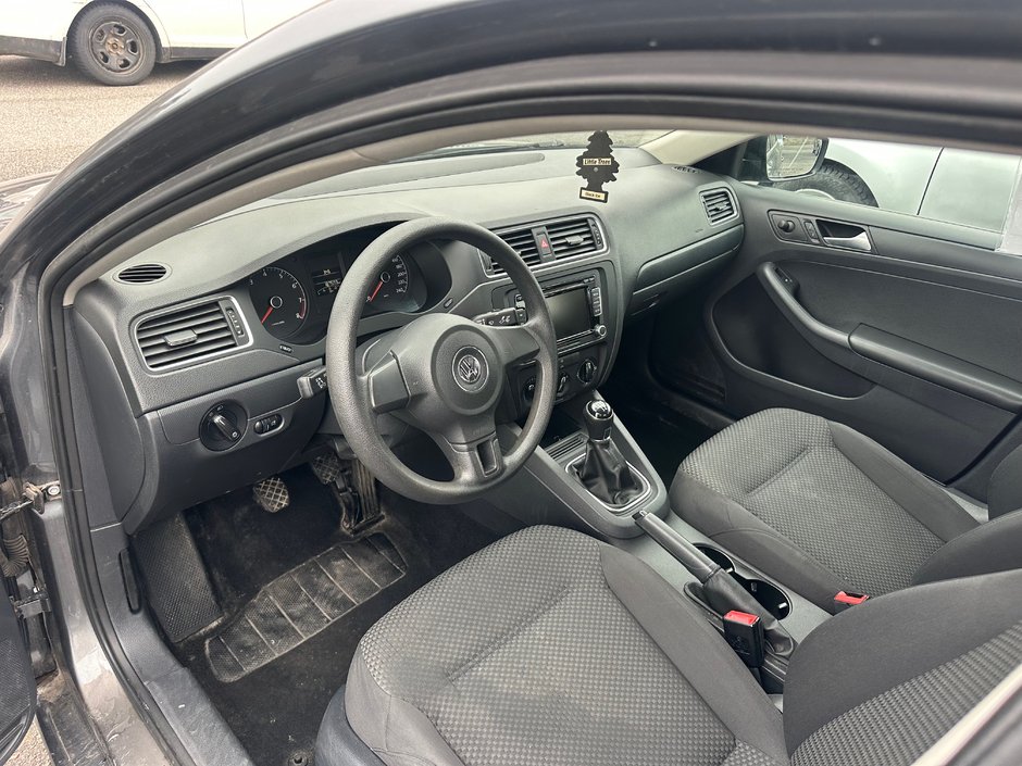 Volkswagen Jetta Sedan TRENDLINE 2014-7