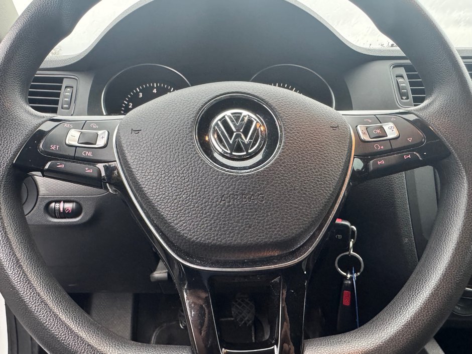 Volkswagen Jetta TRENDLINE + 2015-8