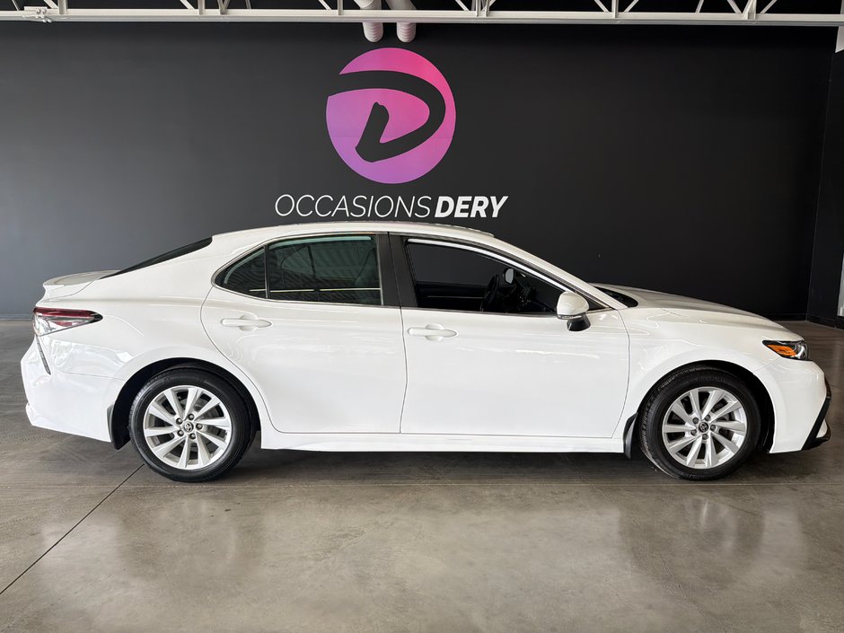 2022 Toyota Camry SE in Saint-Jean-Sur-Richelieu, Quebec