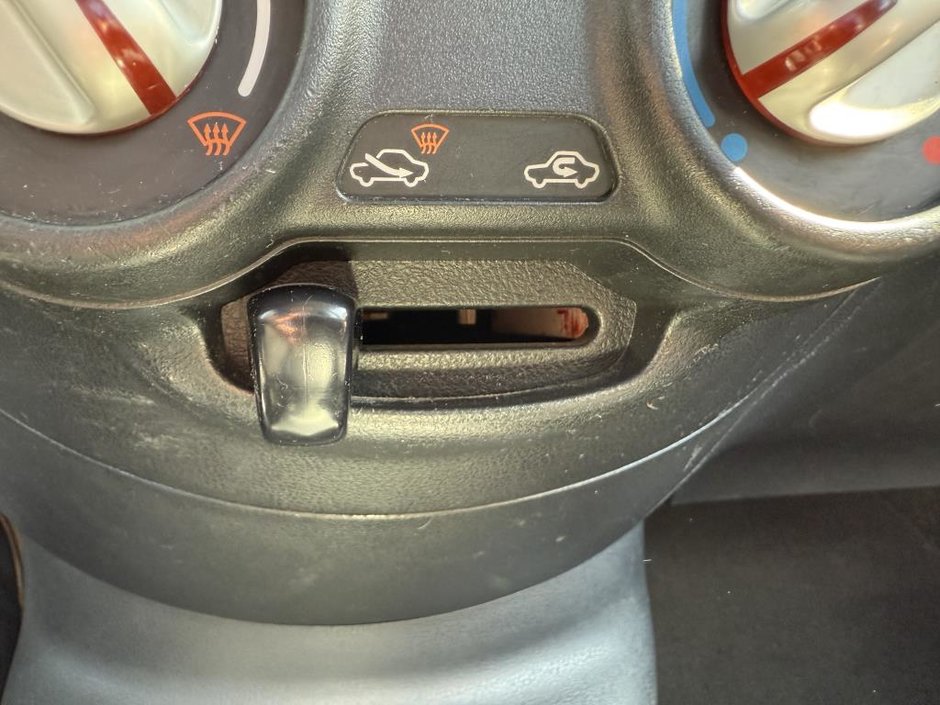 2015 Nissan Micra SV HATCHBACK-25