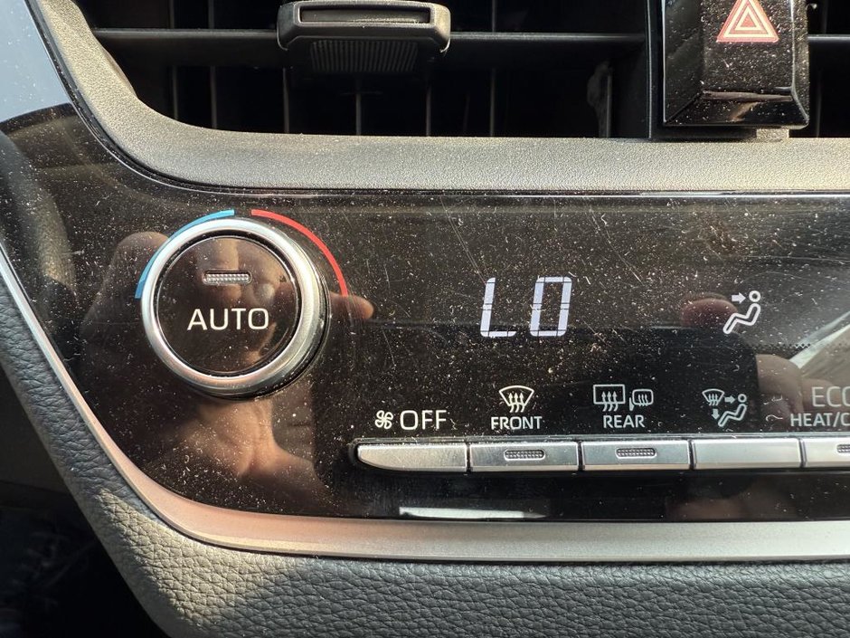 Toyota Corolla LE CVT 2021-26