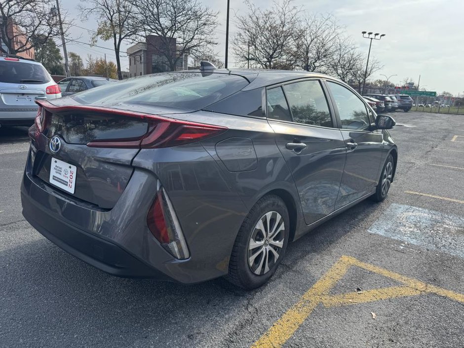 2022 Toyota PRIUS PRIME LE-3