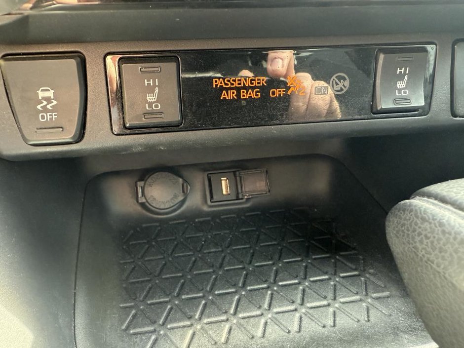 Toyota RAV4 LE AWD 2020-29