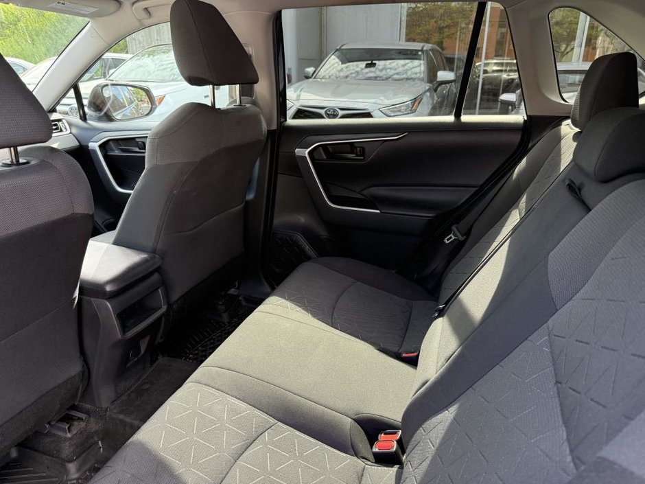 Toyota RAV4 LE AWD 2020-32