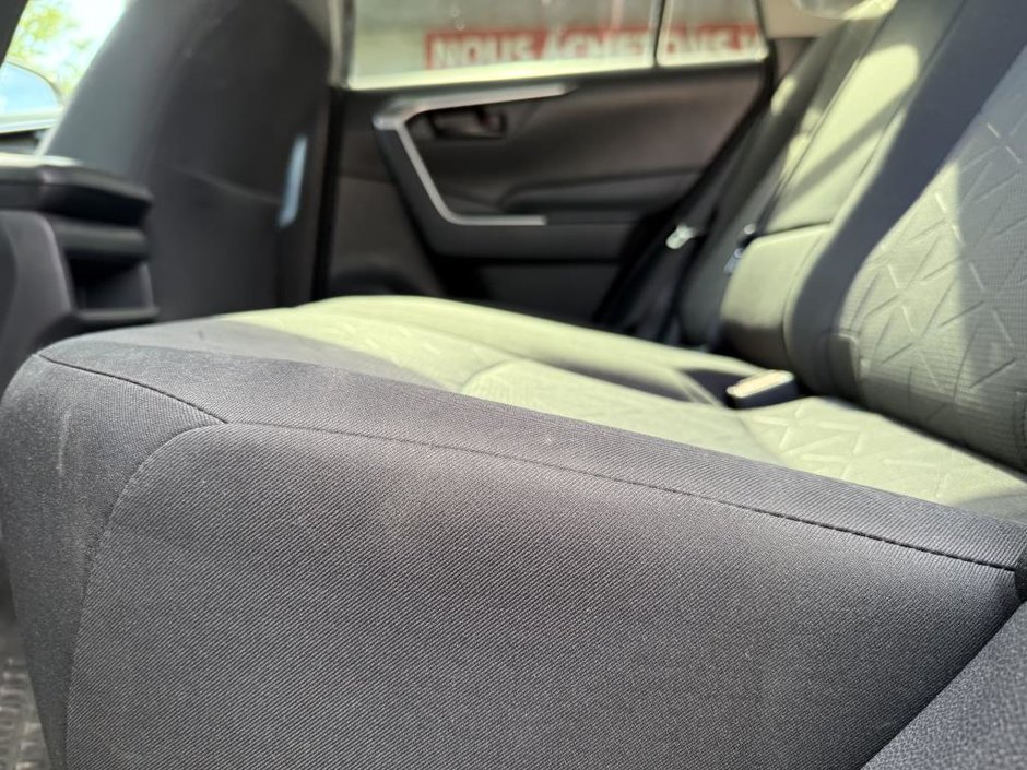 Toyota RAV4 LE AWD 2020-31