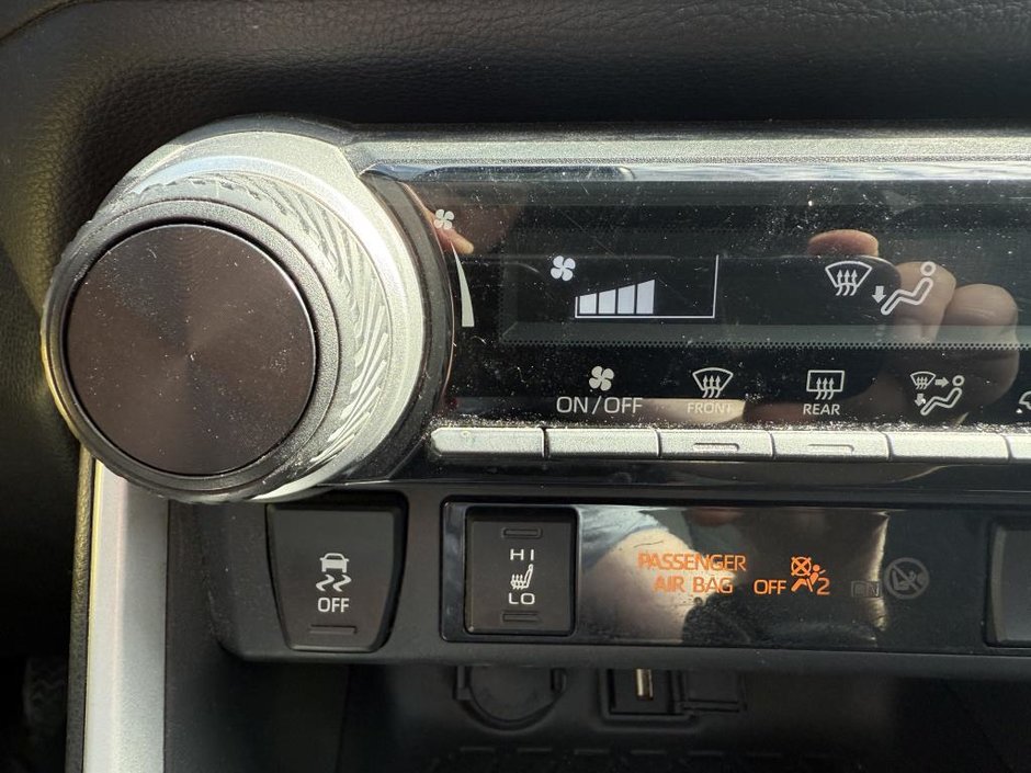 Toyota RAV4 LE AWD 2020-27