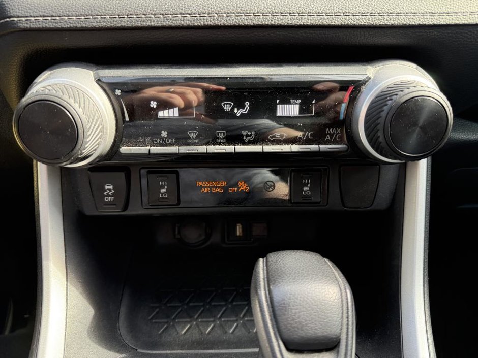 Toyota RAV4 LE AWD 2020-26