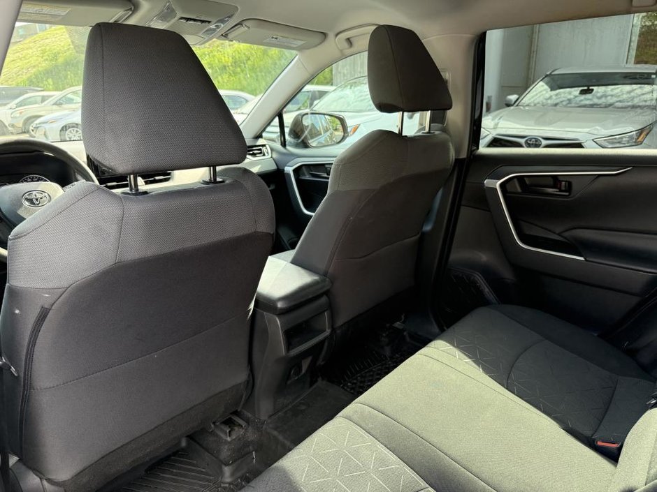 Toyota RAV4 LE AWD 2020-33